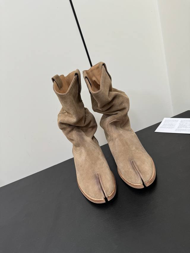 Maison Margiela 超有感的西部牛仔靴mm6马吉拉特有的时间流逝堆堆折西部靴 靴子脚部处的堆折超修饰脚踝线条 恰到好处的筒高非常显腿修长，对于小腿肉